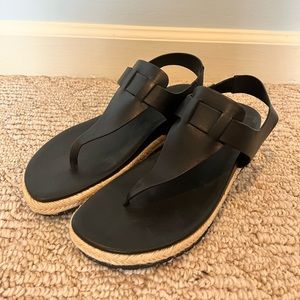 LIKE NEW Vince Flint Sandals